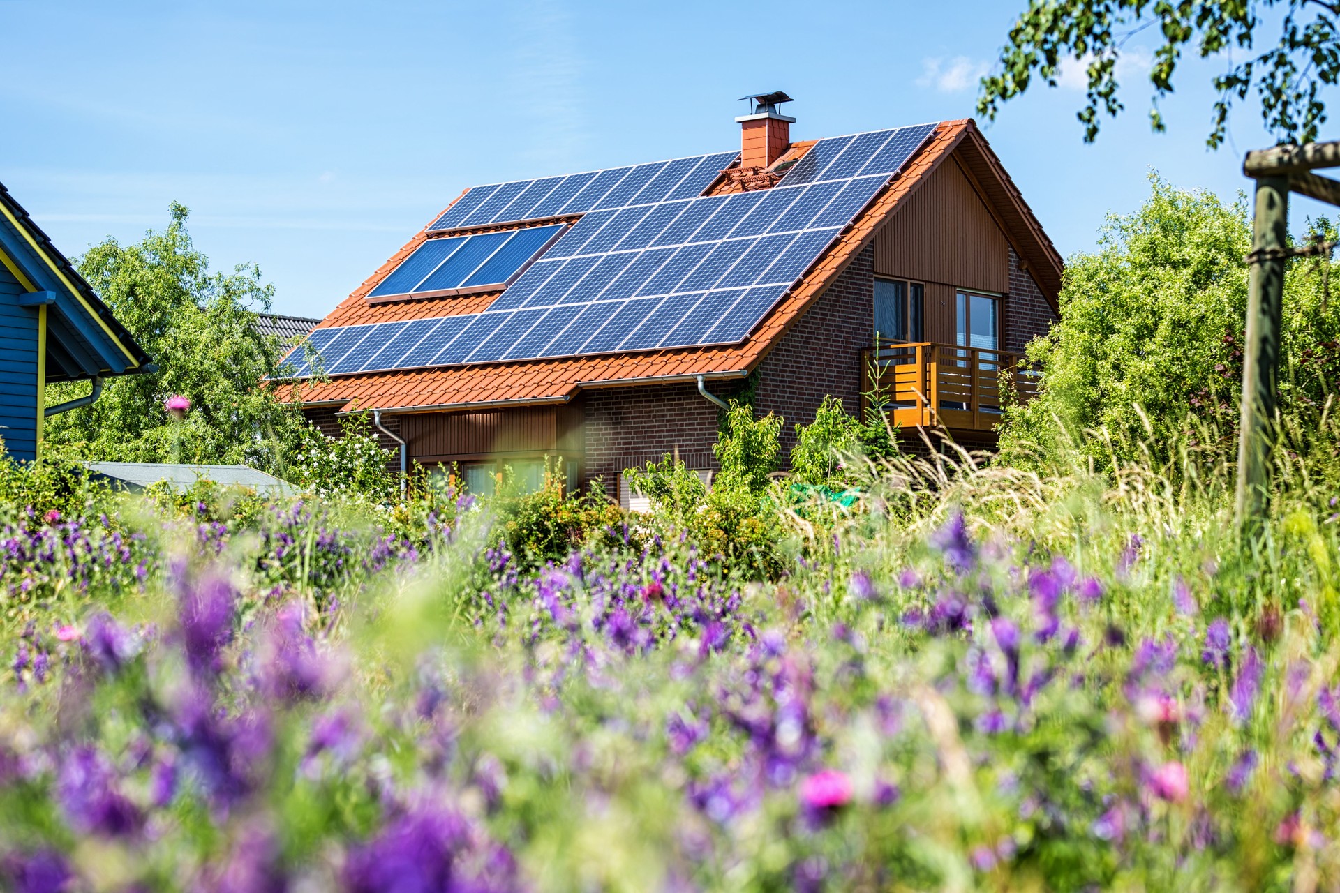 House with solar panels, ray solar, off grid solar